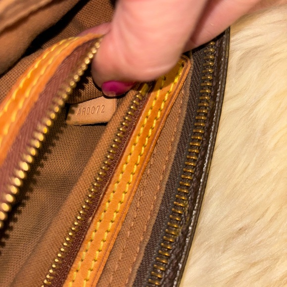 💎RARE💎Authentic (AR0072) LOUIS VUITTON “Trotteur” Shoulder Bag - Picture 11 of 12
